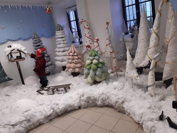 Vánoční výstavu táborské radnice zasypal „sníh“ z polyesterového vlákna ze SILONU