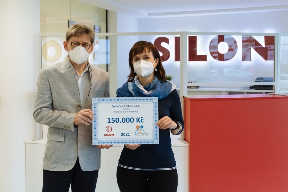 Společnost SILON myslí na děti. Centru KAŇKA darovala 150 tisíc korun.