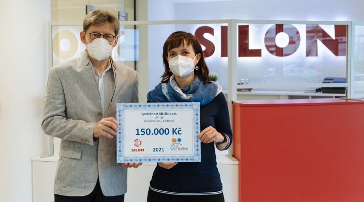 Společnost SILON myslí na děti. Centru KAŇKA darovala 150 tisíc korun.